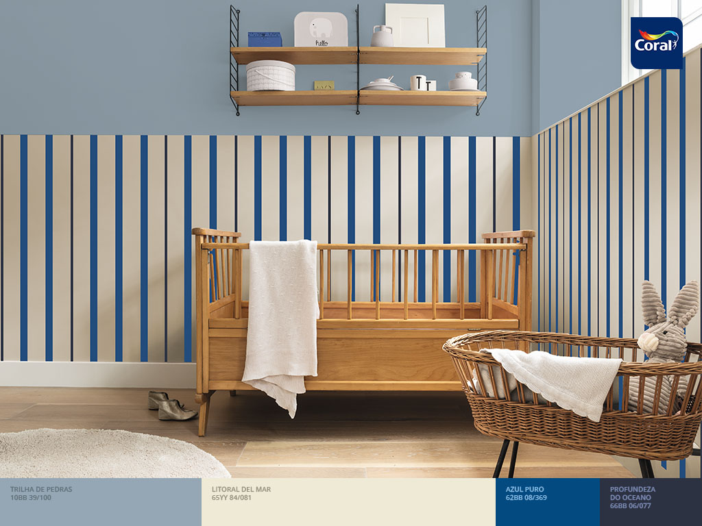 A técnica da meia parede combinada com listras traz um toque especial para o quarto de bebê azul. Imagem: Coral Matiz