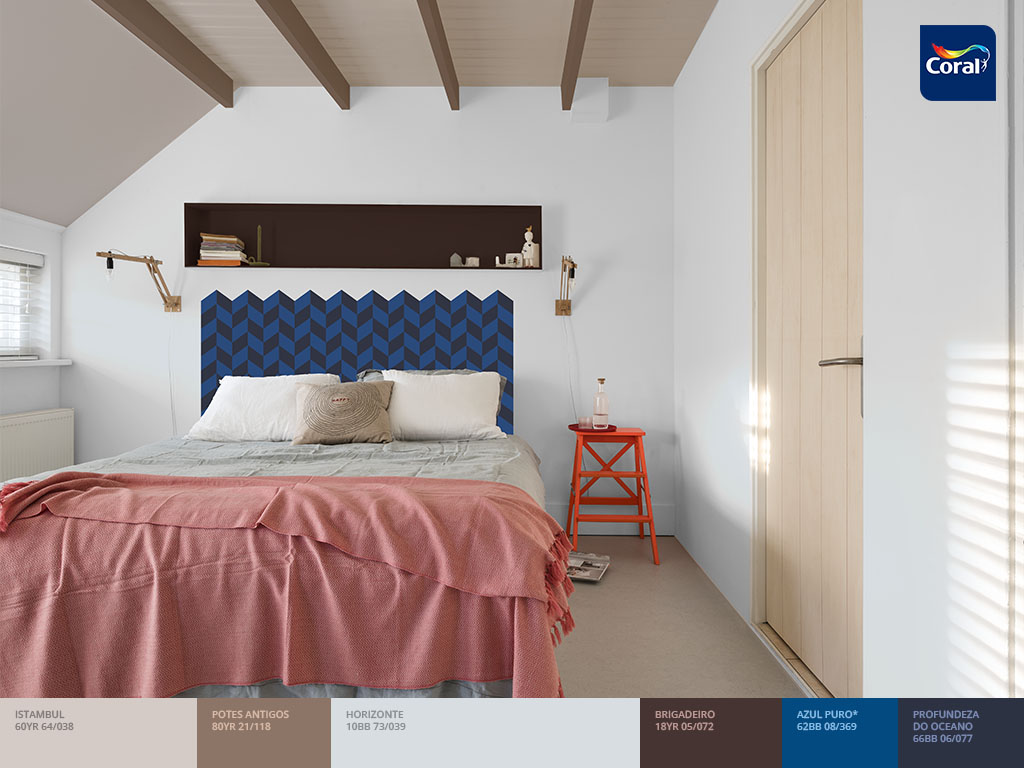 Aposte na pintura chevron para projeto de quarto azul delicado. Imagem: Coral Matiz