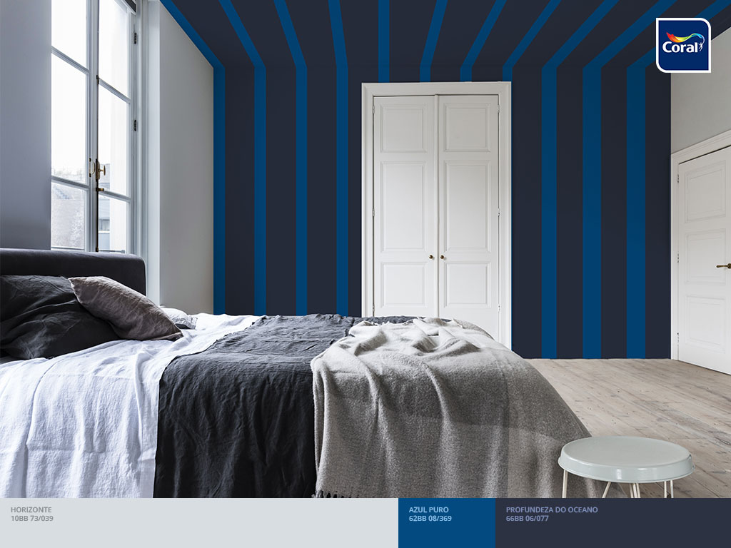 Neste projeto de quarto azul as listras percorrem das paredes até o teto. Imagem: Coral Matiz