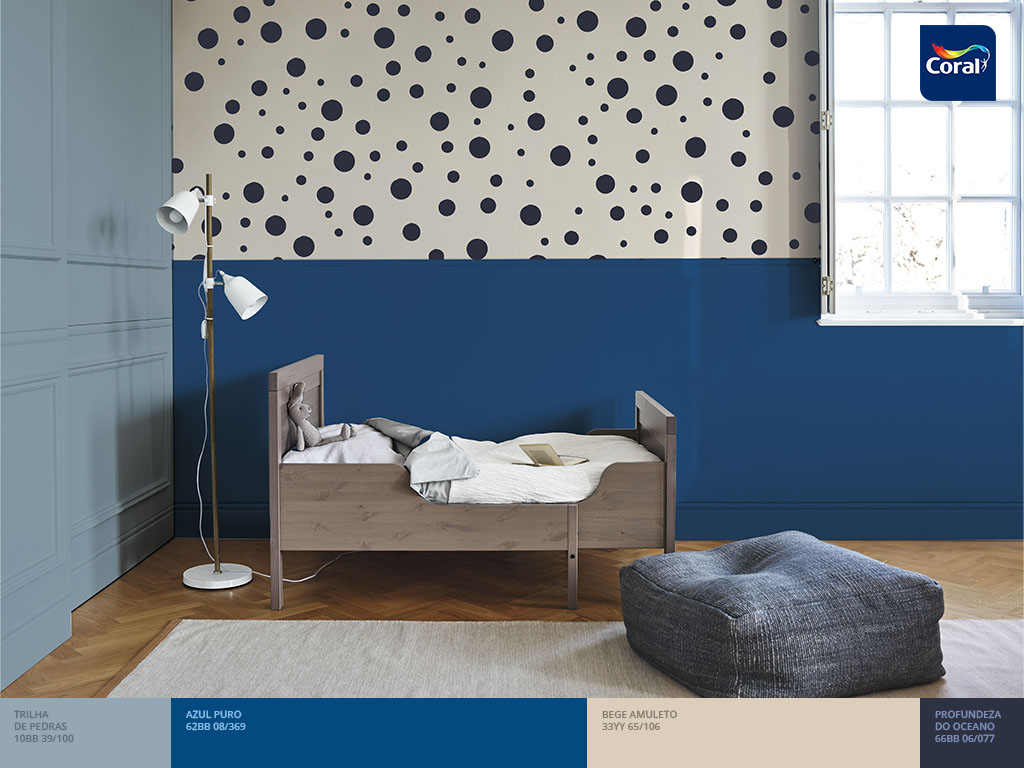 Use a técnica de meia parede no projeto de quarto azul infantil. Imagem: Coral Matiz
