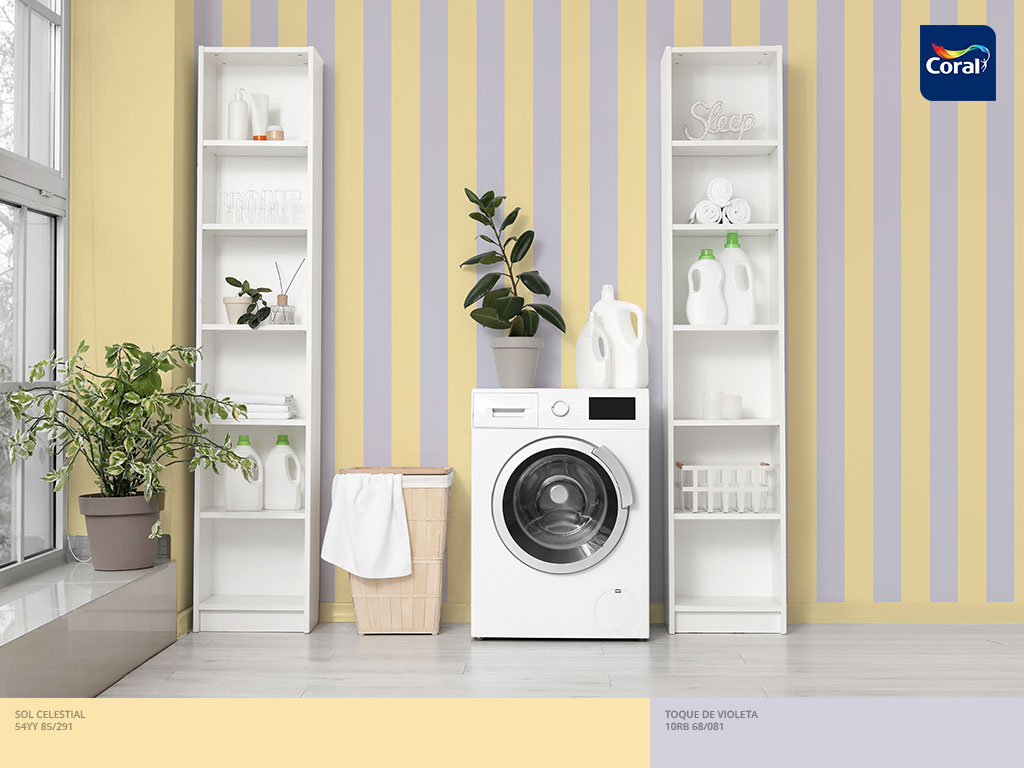 A pintura com listras verticais criam uma alusão de um pé-direito mais alto. Imagem Coral Matiz A pintura com listras verticais criam uma alusão de um pé-direito mais alto. Imagem Coral Matiz