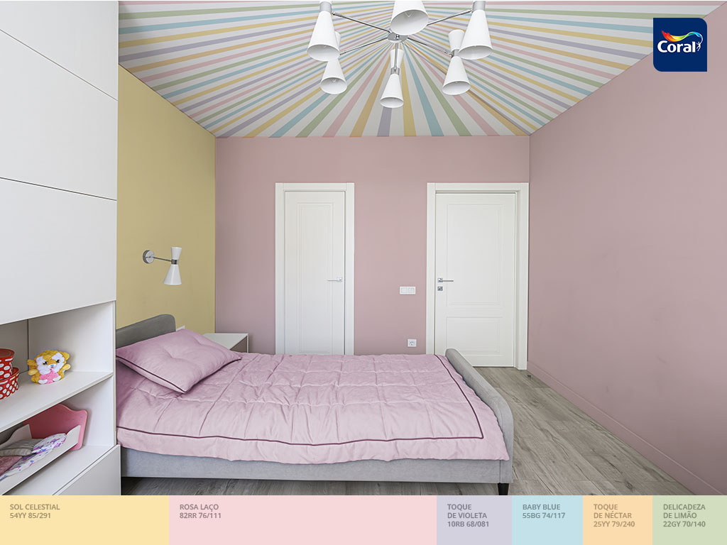Candy colors no teto do quarto infantil simula uma lona de circo. Imagem Coral Matiz Candy colors no teto do quarto infantil simula uma lona de circo. Imagem Coral Matiz