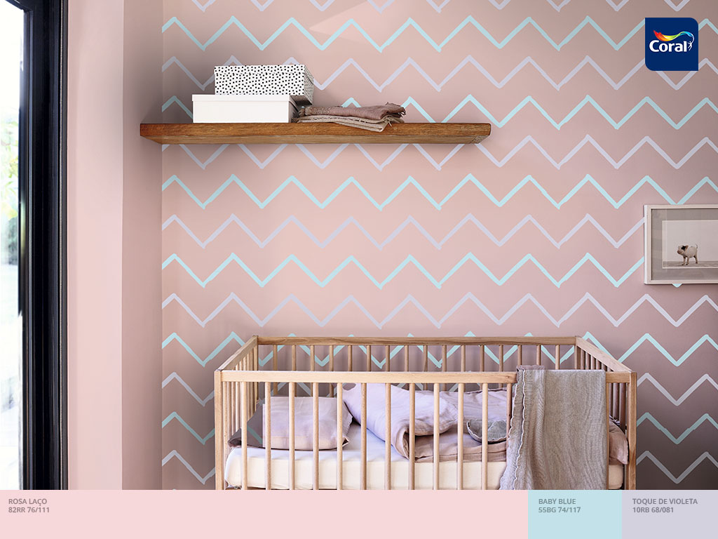 Estampa chevron com candy colors traz personalidade para o quartinho de bebê. Imagem Coral Matiz Estampa chevron com candy colors traz personalidade para o quartinho de bebê. Imagem Coral Matiz